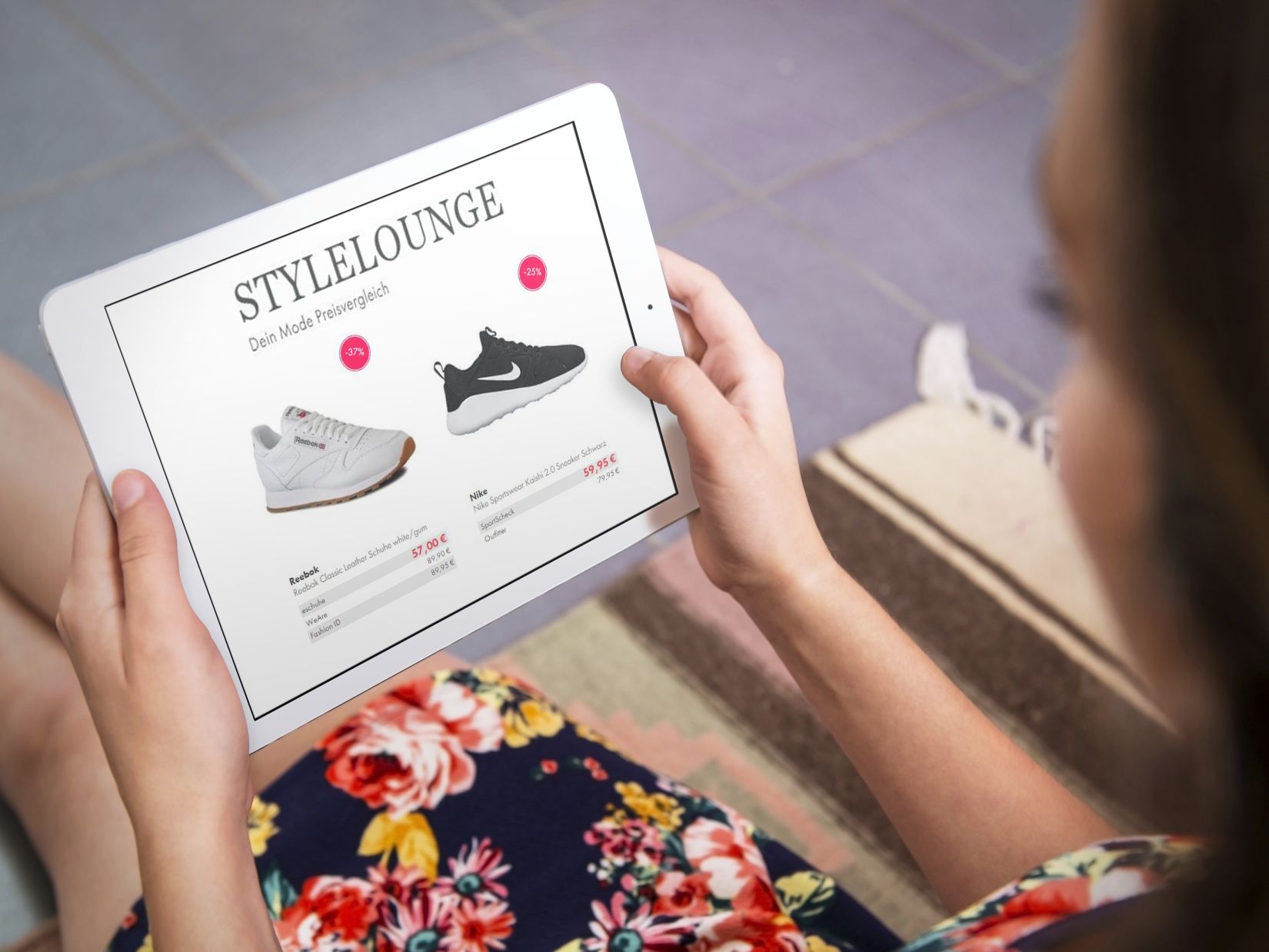 Sneaker zum günstigsten Preis finden: 7 unschlagbare Geheim-Tipps für Online-Shopper / Wie man mit einfachen Tricks bares Geld beim Sneaker-Kauf sparen kann / Preisvergleiche verschaffen Verbrauchern einen schnellen Überblick über viele Händler und helfen so schnell die günstigsten Angebote zu identifizieren. Für Mode und Schuhe eignet sich beispielsweise StyleLounge, eine spezialisierte  Mode-Preisvergleichsseite. Weiterer Text über ots und www.presseportal.de/nr/126985 / Die Verwendung dieses Bildes ist für redaktionelle Zwecke honorarfrei. Veröffentlichung bitte unter Quellenangabe: "obs/StyleLounge GmbH/Foto: placeit.net"